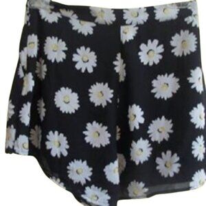 ---  Parisian Collections Black & White Daisy Shorts XS
